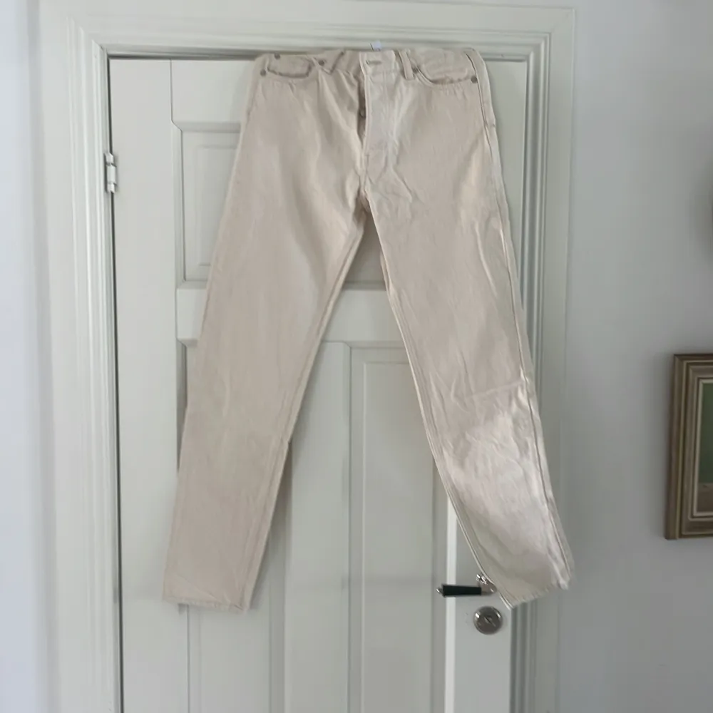 Helt oanvända weekday jeans som är beige/vita i modellen barell, nypris 500kr. Skick 10/10. . Jeans & Byxor.