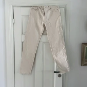 Weekday jeans, barell W27 L34 - Helt oanvända weekday jeans som är beige/vita i modellen barell, nypris 500kr. Skick 10/10. 
