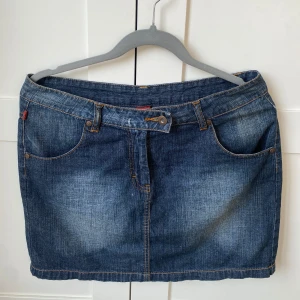 Jeanskjol Vila - Fin jeanskjol från Vila som är köpt secondhand🌸Hör av dig vid frågor eller om du vill ha fler bilder! 