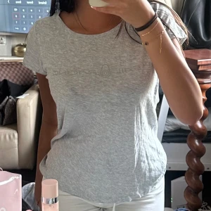 grå sail racing tröja - säljer denna gråa sail racing tröjan som använt max 2 gånger men som inte längre kommer till användning. 