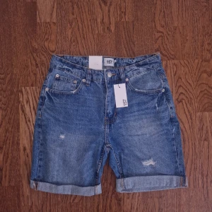 Jeans Shorts - Säljer dessa helt oanvända Jeans Shorts från lager 157. De är I storleken XS. aDe är köpta för 150, men kan sälja för 129:-