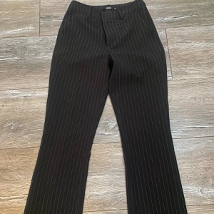 Högmidjade kostymbyxor - Mycket bra skick, normal i storleken  