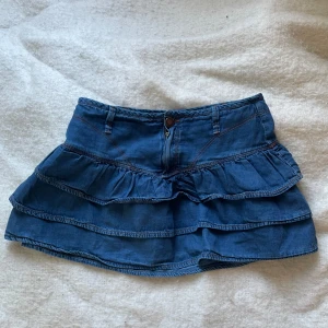 Jeanskjol med volanger - Kjolen är i storlek 9-10 men den passar mig som har xs/s i kjolar 