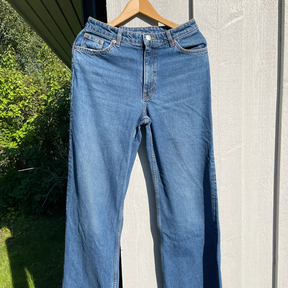 Raka och vida jeans från Monki i storlek W29. Det är en dammodell men passar jättebra för män också.. Jeans & Byxor.