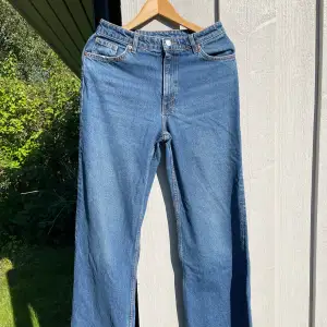 Raka och vida jeans från Monki i storlek W29. Det är en dammodell men passar jättebra för män också.