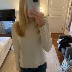 Stickad tröja - Säljer denna supersöta beigea stickade tröja från Vila! Väl använd men inget som syns så speciellt mycket på den💕 skriv vid frågor eller funderingar!