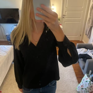 Blus - Säljer denna superfina blus från Vila💕 använd flertal gånger men är ändå i superbra skick! Skriv för fler bilder eller funderingar.