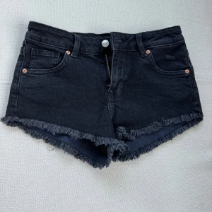 HM jeansshorts - Färg: Svart Storlek: 36 Använda Max 5 gånger, väldigt bra skick men tvättas innan de skickas ändå 😇