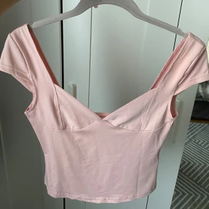 Rosa topp - Säljer denna babyrosa toppen från Shein för att den inte kommer till användning, toppen är aldrig använd.