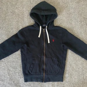 polo ralph lauren hoodie - Svart ziphoodie från polo ralph lauren. Storlek S, sitter som en S. I nyskick, inga fläckar eller skador. Hör gärna av dig vid frågor😉👊🏽
