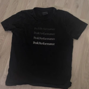 Helt ny Peakperformance  - Helt ny Peakperformance tröja sitter jätte bra på 