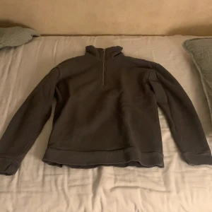 Half Zip hoodie - Tja Jag säljer min half zip hoodie från kidsbrandstore för 479kr. Jag säljer den för den är för liten och jag sparar pengar, vid fundering, hör av dig, Priset kan diskuteras. det står 146-152 men jag skulle säga att den sitter som en vanlig 152 tröja