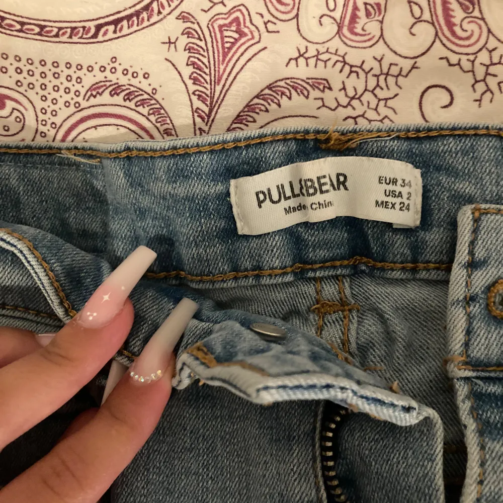 Ljus blåa högmidjade jeans, sitter jätte fint. Men är slitna vid slutet av benen. Från Pull & Bear.. Jeans & Byxor.