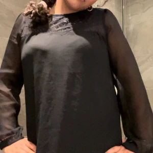 Svart klänning - Jättesöt svart klänning. Bilderna är lite konstiga men klänningen går till knäna ungefär och är verkligen så söt! Till hösten tror jag stt den kommer vara så fin!😍