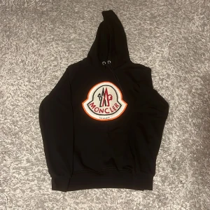 Moncler hoodie  - Säljer min Moncler hoodie då jag har växt ut den, den är i fin skick, inga skador eller fläckar, pris kan diskuteras 