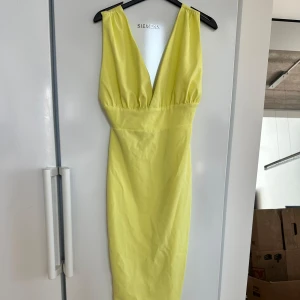 Klänning  - Senaste trenderna till tidlösa klassiker. outfits dresses för alla tillfällen cocktail, fest eller till någon harmonisk afton! 😍 stilfull elegant dress som formar sig efter din kropp. Känn dig snygg och stilig✨ 