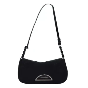 Christian Dior väska - Ursprung: Italien  Material: nylon    Färg: svart Tillbehör: inga Det finns några små tecken på användning, men överlag bra skick. Se bilder för detaljer! B 25cm x H 14cm x D 4cm