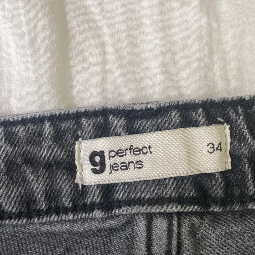 säljer dessa mid waist straight jeans med ett hål knäet från gina tricot i storlek 34. Jeans & Byxor.