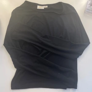Topp Gina - Jättefin topp ifrån gina strl 146-152, den är tunn svart lång ärmad med slits längst ned vid ärmarna, aldrig använd 💞