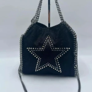 Stella McCartney Mini Falabella  - Material: polyester   Tillbehör: inga   Överlag bra skick. Se bilder för detaljer!