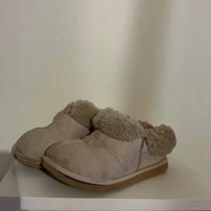 Beigea tofflor - Mysiga tofflor jag köpte secondhand, aldrig använt dem själv! Osäker på strl men ungefär 36 skulle jag säga.