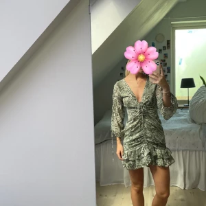 Zara sommarklänning  - Tyvärr aldrig kommit till användning, så mycket bra skick. Justerbar där fram med rosetten och snöret. 