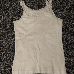 Vit linne - Har aldrig använt, tröjan har inga skador, köpte tröjan när jag var i New York.