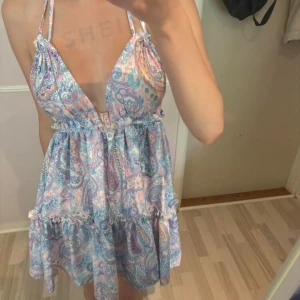 Volangklänning  - Fin mönstad Volangklänning i storlek xs som är köpt utomlands💓