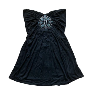 y2k vintage tubtopp - snygg tubtopp med silver buckle där fram. Ena som saknas är den stora kristallen. Men är ändå fin! 🩷