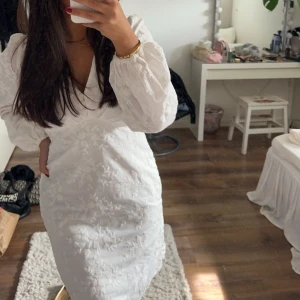 Vit klänning  - Säljer denna jätte fina klänningen som endast är använd en gång💕 nypris ca 700kr säljer för 550kr