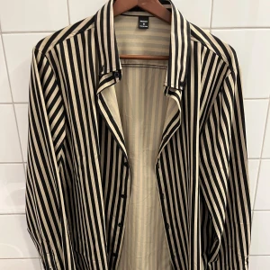 Randig skjorta - En randig sommar skjorta som jag köpte för ett par månader sen. Har ej hunnit använda och nu passar den inte på mig. Storlek M. Det är ett riktigt skönt sommar material!