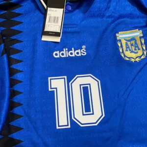 Fotbollströja retro Argentina maradona - Säljer en en retro fotbollströja med maradona på ryggen tröjan är storlek L och har aldrig använts, skriv om de e nått du undrar över