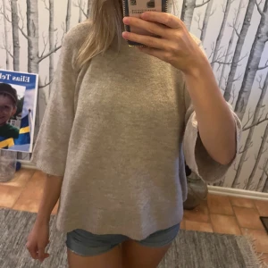 Lager 157 stickad tröja🤍 - Den trendiga tröjan från lager 157 i strl M, knappt använd o är inga skador på🤍