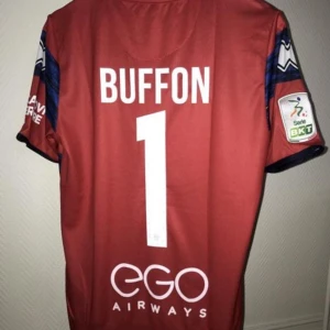 Buffon Parma matchtröja - Buffon målvaktströja Samma ställ dom har på sig på plan Original tryck i bak och även serie märket på armen Aldrig använd bara hängt i samlingen  Vid mer frågor eller fler bilder så är det bara att skriva (Finns ute på fler sidor)