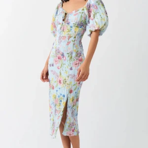 Blommig klänning medellång  - Blommig sommarklänning från ginatricot. Endast använd 1 gång. Superskönt material! Köpt för 499kr⭐️