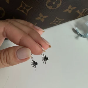 Örhängen - Superfina örhängen med blommor, helt nya