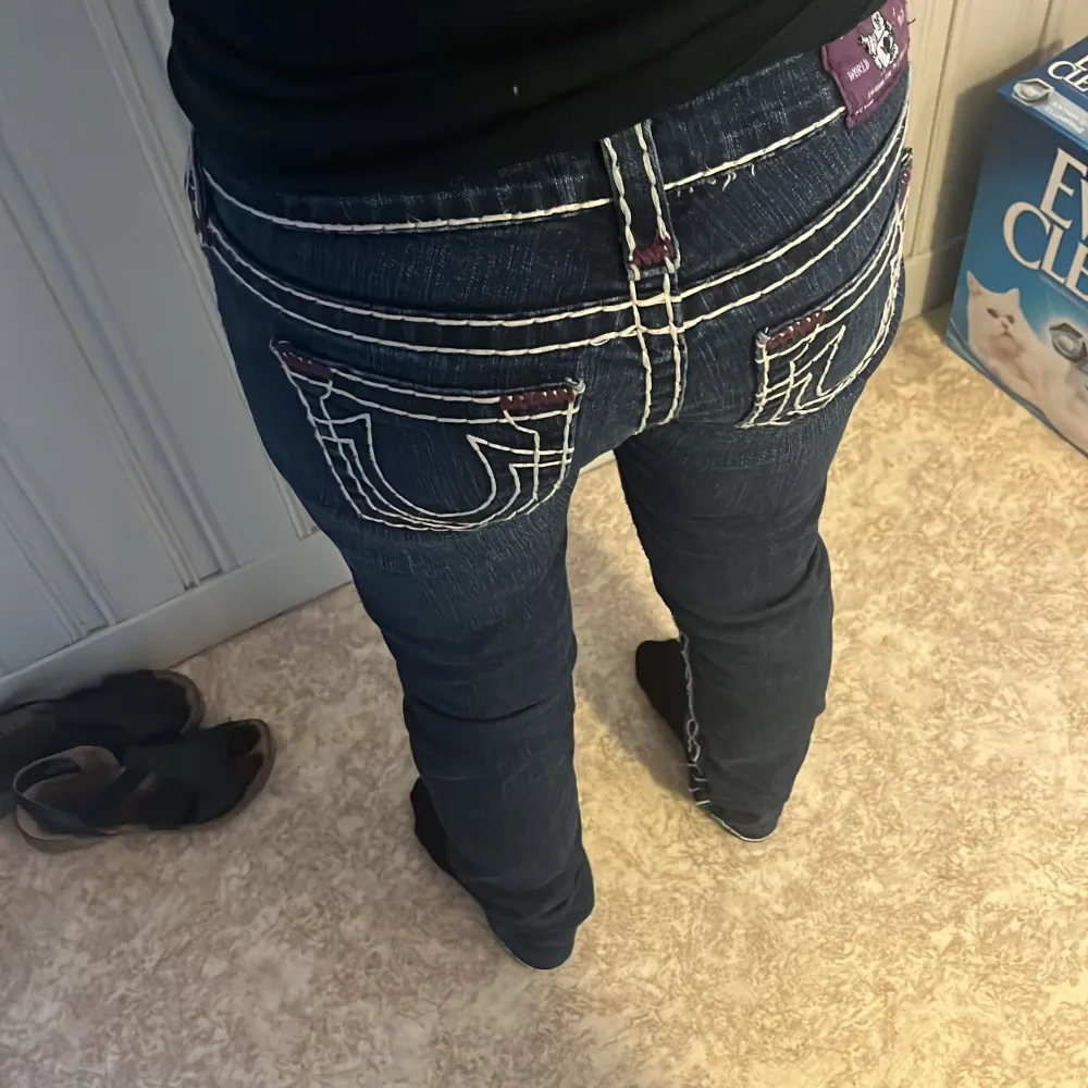 Säljer mina True religion jeans för att dom ej passar på längden! :( Bra skick!. Jeans & Byxor.