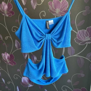 Hm topp  - Väldigt fin blå topp från hm . Inga ”skador” på toppen. Hör av dig för mer frågor eller bilder! 