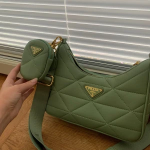 Handväska - Har för många väskor så denna skönhet behöver ett nytt hem🥹. Superfin mintgrön färg, perfekt nu i sommar. Köptes för 550kr. Pris går att diskutera🥰 har en tillhörande guldkedja som kommer med