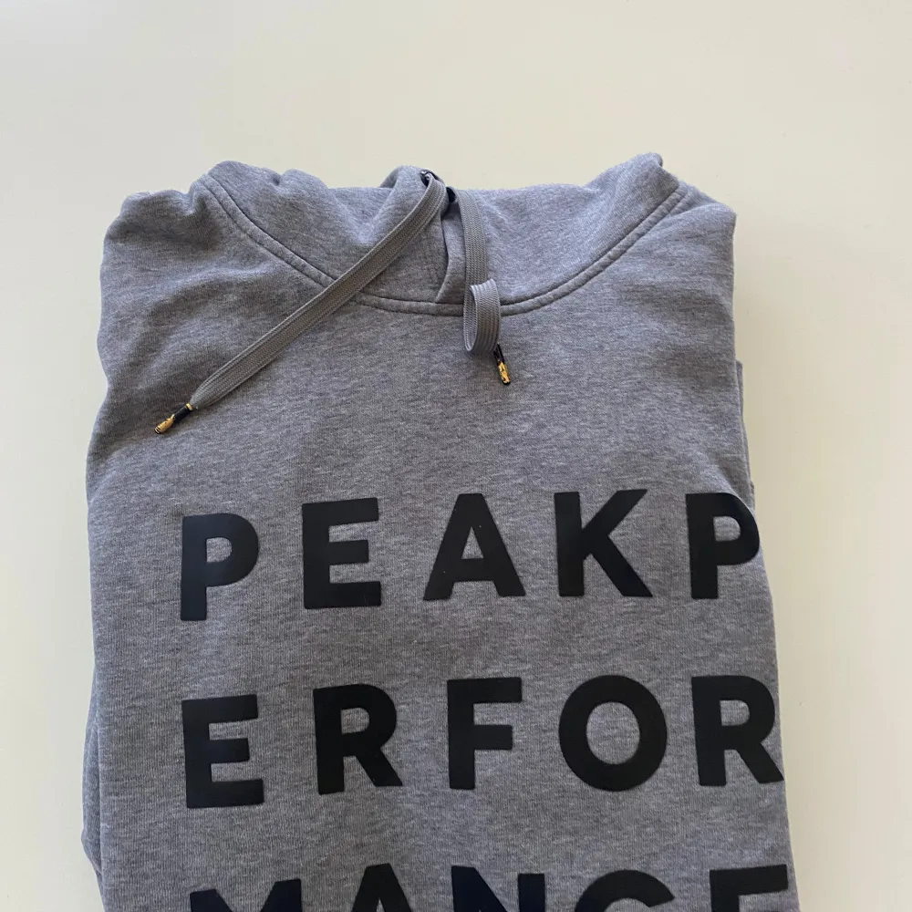 Peak Performance hoodie Grå Mycket bra skick. Hoodies.