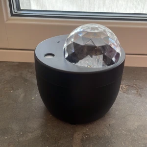 Led lampa 💡  - Dettta är en led lampa med en många olika alternativ på färger med frakt på bara 5kr