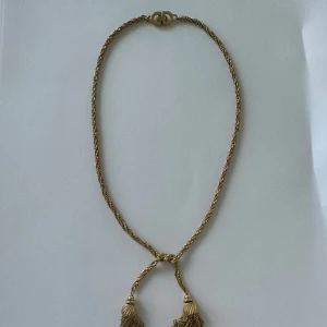 Christian dior halsband - Hej! Säljer mitt Christian dior halsband med pom poms. Fick ärva denna av min mormor så osäker på äkthet. 