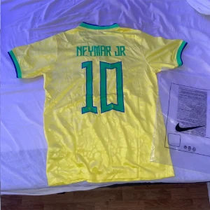Brasilien neymar 10 tröja från 2022  - Tröjan är i ny skick och använd en gång bara. Priset kan diskuteras 😁
