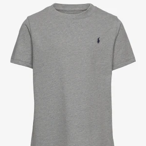 Säljer min ralph lauren tshirt. Den är i storlek 150 men passar mig som brukar ha runt xs💞 - Grå T-shirt från Ralph lauren