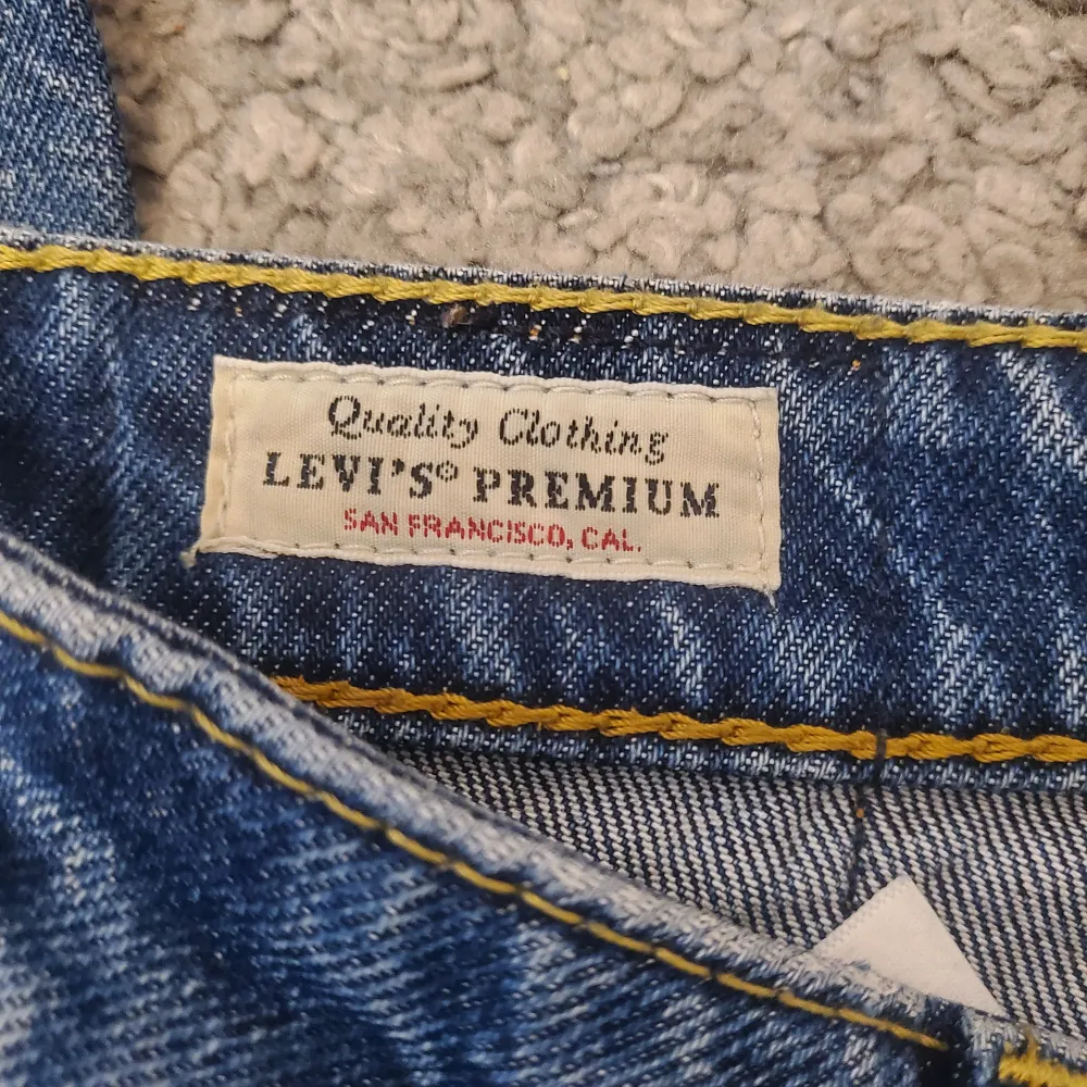 Supersnygga lowrise jeans från levis i bra skick men välanvända. Midjemått rakt över 35 cm, innerbenslängd: 73 cm Org. Pris: 1300kr. Jeans & Byxor.