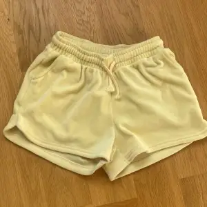 Gula mjukisshorts som jag har växt ut väldigt sköna.