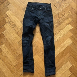 Mörkgrå Nudie Jean. Stkl: 26 i midjan och 32 i längd - Använda