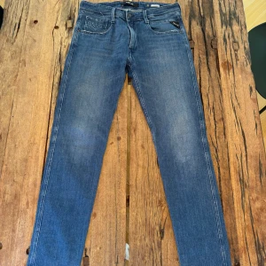 Replay anbass jeans - Sjukt stilrena Replayjeans som passar till allt😍 Nypris 1700:- 💵 Skick 10/10✅ Pris ej hugget i sten! Hör av dig vid minsta fråga eller fundering//Legitresell