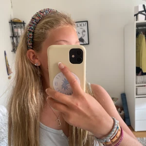 Ballaste diademet😻 - Så himla snyggt diadem med pärlor på, fortfarande prislappen kvar!❤️ inga tecken på skador