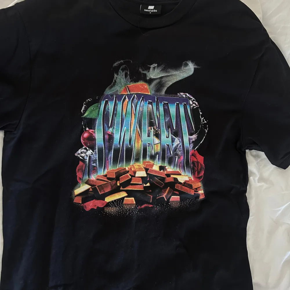 Snygg t-shirt från sweet sktbs , nypris ca 400kr.  Använd ett fåtal gånger, fint skick. . T-shirts.